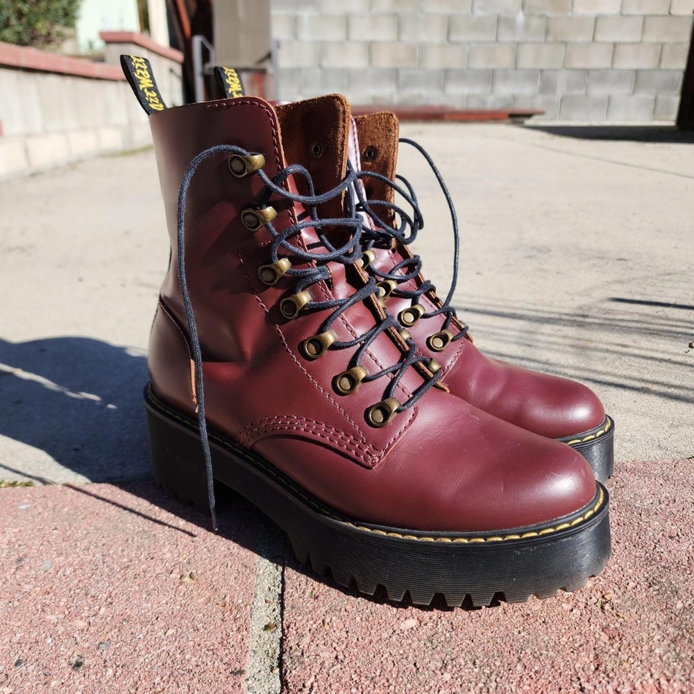 Dr Marten Leona